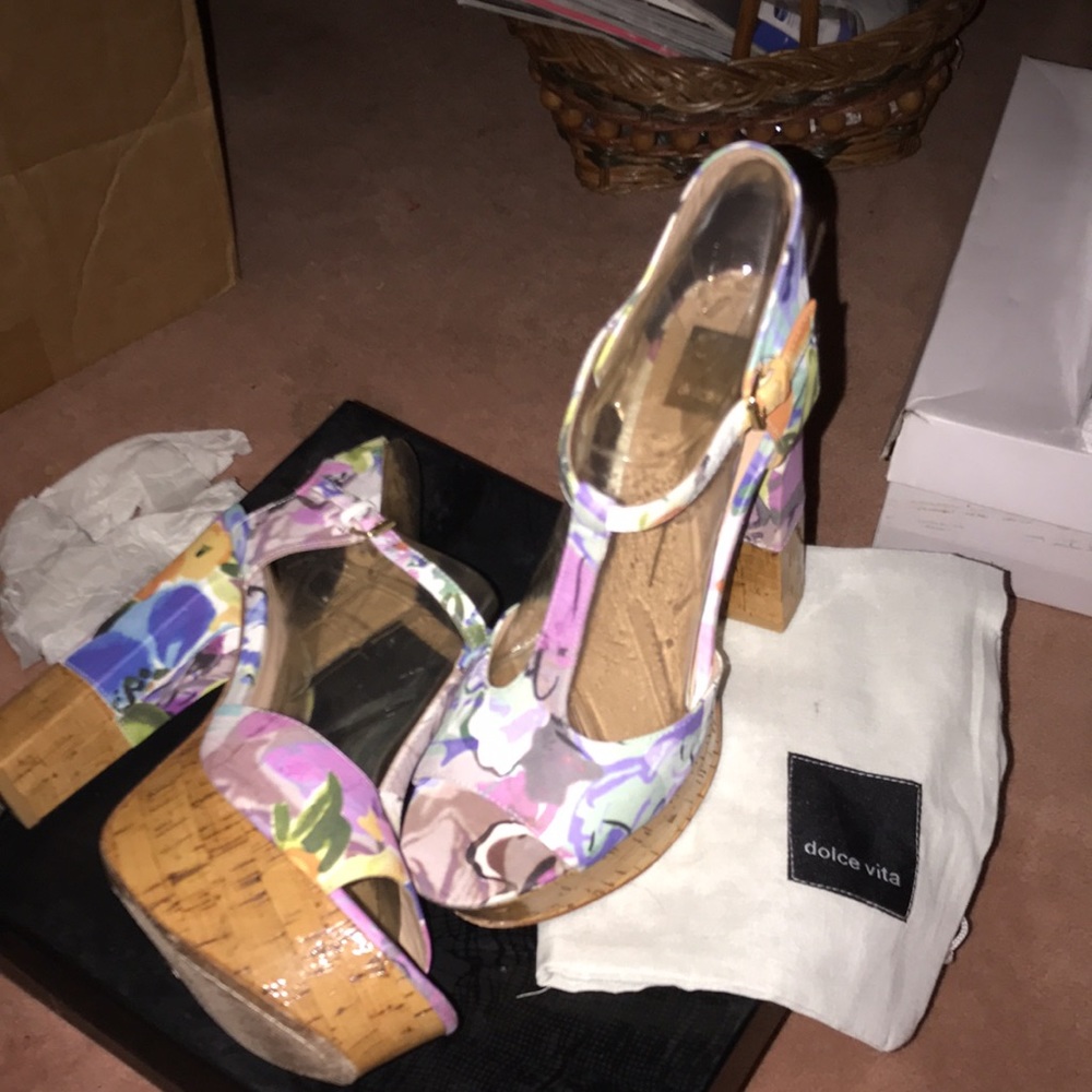 Trending look! Dolce Vita floral platform heels EUC